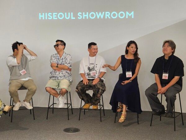 하이서울쇼룸 이전 개관 기념 행사 '디자이너 토크 쇼' 1부 참석 디자이너들. 왼쪽부터 '앨리슨 마샤'의 곽창훈,&nbsp;'두칸'의 최충훈, '홀리넘버세븐'의 최경호,&nbsp;'엘노어' 김미혜,&nbsp;'리이' 이준복.&nbsp;&nbsp;