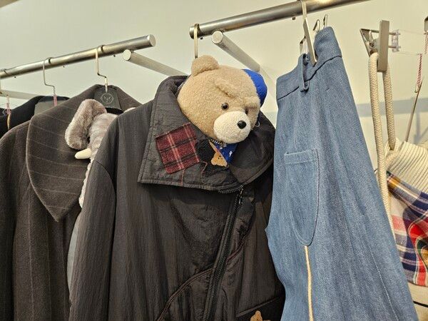 27일 하이서울쇼룸 이전 개관 기념 행사장에 전시한 '와이쏘씨리얼즈'의 재킷.