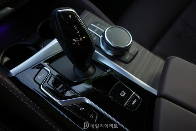BMW 630i xDrive GT 럭셔리 트림 변속 레버(기어 노브) 주변. 형태는 다소 올드하지만 사용은 편리하다. /사진=김현일 기자