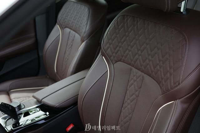 BMW 630i xDrive GT 럭셔리 트림 운전석 시트. 모카 색상의 나파 가죽으로, 만져보면 일반 시트 대비 푹신푹신하고 촉감이 좋다. /사진=김현일 기자