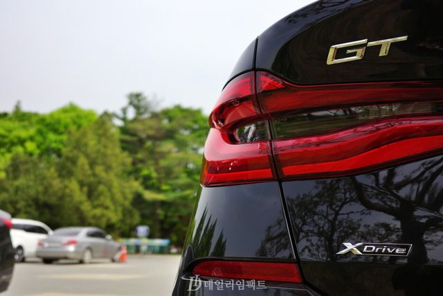 BMW '630i xDrive GT(그란 투리스모)' 럭셔리 트림 좌측 후면부. 상단에는 '그란 투리스모(장거리 여행)'을 뜻하는 'GT'가, 하단에는 BMW의 '지능형 사륜구동 시스템'을 뜻하는 엑스 드라이브(xDrive)'가 레터링 돼 있다. /사진=김현일 기자