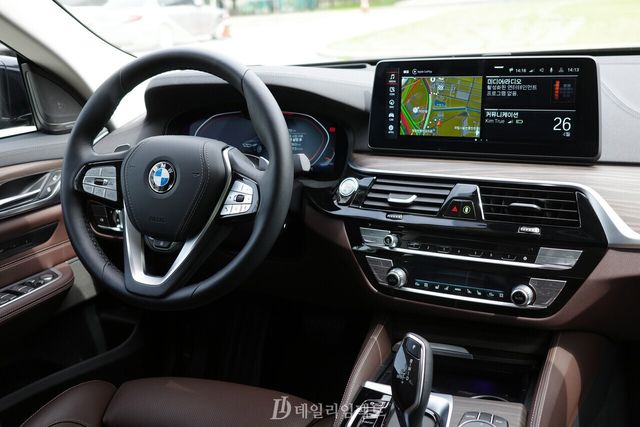 BMW 630i xDrive GT 럭셔리 트림 운전석. 형태와 색깔 등 대부분이 다소 예스럽다. /사진=김현일 기자