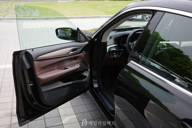 BMW 630i xDrive GT 럭셔리 트림 좌측 운전석을 연 모습. 차체가 상당히 낮은 편이며, 창문의 경우 이중접합유리는 아니나 상당히 두꺼운 유리가 탑재돼 있다. /사진=김현일 기자