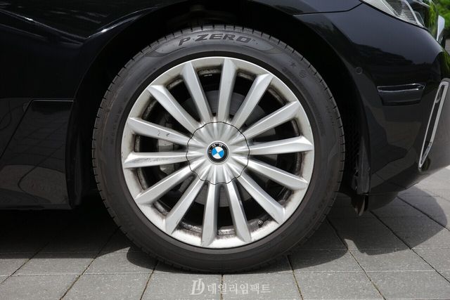 BMW 630i xDrive GT 럭셔리 트림에 장착된 19인치 휠. 타이어는 피렐리 사의 고성능 타이어인 '피 제로(P ZERO). /사진=김현일 기자