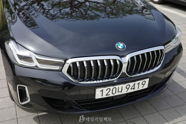 BMW 630i xDrive GT 럭셔리 트림 전면부. 지난해 말 출시된 5시리즈 대비 부드럽게 생긴 그릴과 헤드라이트가 특징이다. M 스포츠 패키지의 경우 하단부 그릴과 헤드라이트, 휠에 약간의 디자인이 첨가된다. /사진=김현일 기자