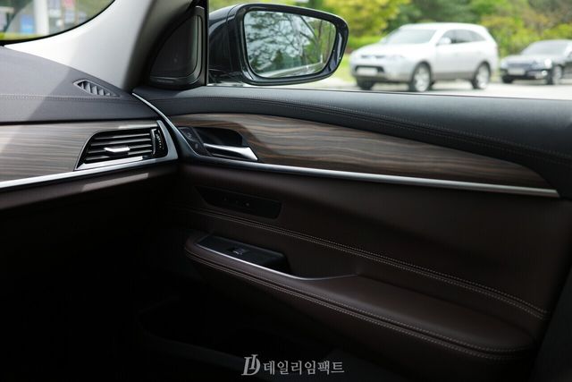 BMW 630i xDrive GT 럭셔리 트림 우측 도어 내부. 내장재로 사용된 나무 소재나 암레스트의 가죽 재질은 일반 차량들 대비 고급스러운 편이다. /사진=김현일 기자