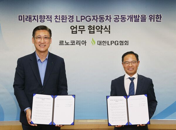 지난 2일 경기도 용인시 르노테크놀로지코리아(구 르노코리아 중앙연구소)에서 최성규 르노코리아 연구소장과 이호중 대한LPG협회장이 ‘차세대 친환경 LPG 차량' 공동개발 업무협약을 체결하고 있다. /사진=르노코리아