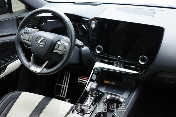 NX 450h+ F SPORT 운전석 전경. 전반적으로 무난한 구성이지만 군데군데 F SPORT 모델 특유의 디테일이 숨겨져 있다. /사진=김현일 기자