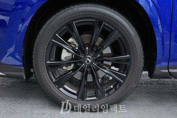 NX 450h+ F SPORT 전용 20인치 휠. 일반 모델과 달리 블랙 컬러로 마감된 것이 특징. /사진=김현일 기자