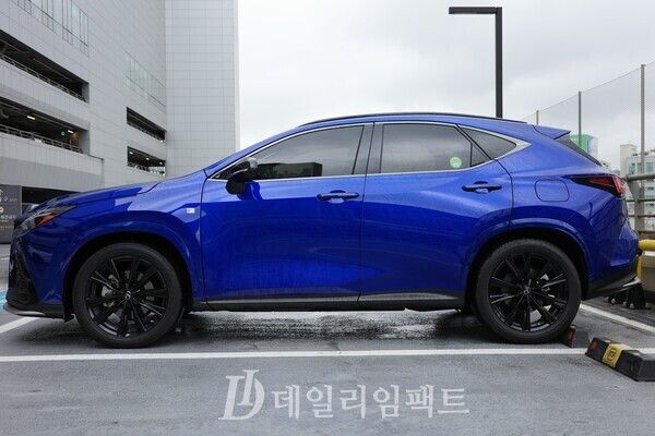 NX 450h+ F SPORT 좌측면부 모습. 푸른색의 전용 컬러가 멋들어진다. /사진=김현일 기자