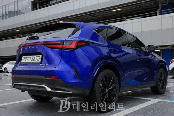 NX 450h+ F SPORT 뒷모습. /사진=김현일 기자