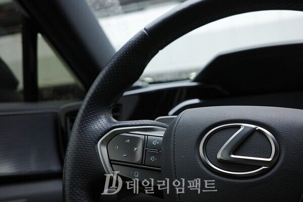 NX 450h+ F SPORT 스티어링 휠. 가운데 렉서스 로고가 크게 박혀있다. /사진=김현일 기자