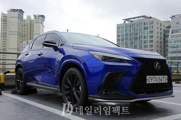 렉서스 중형 스포츠 유틸리티 차(SUV) ‘NX 450h+ F SPORT(에프 스포트)’. 렉서스의 고성능 F 라인의 스포티한 디자인과 주행 세팅을 일부 차용한 모델이다. /사진=김현일 기자
