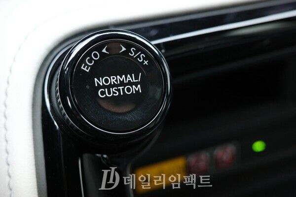 NX 450h+ F SPORT 모델 내부 드라이브 모드 조절 노브. 오른쪽으로 두 번 돌리면 SPORT +(스포츠 모드 플러스) 단계로 진입 가능하다. /사진=김현일 기자