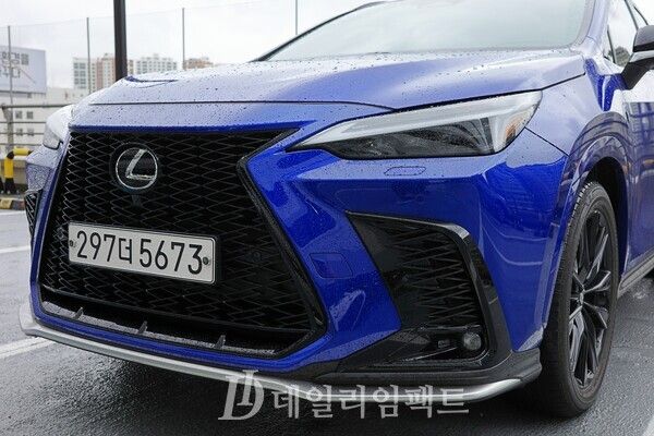 ‘NX 450h+ F SPORT 전면부. F SPORT 모델 전용의 가로로 눕혀진 메쉬형 그릴이 멋스럽다. /사진=김현일 기자