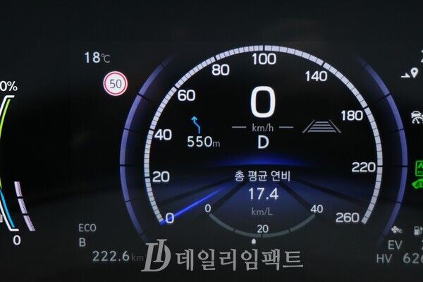 NX 450h+ F SPORT를 약 20km 주행한 뒤에 클러스터에 표시된 연비는 17.4km/ℓ였다. 고속주행을 일부 활용했다는 점을 고려했을 때 높은 편. /사진=김현일 기자