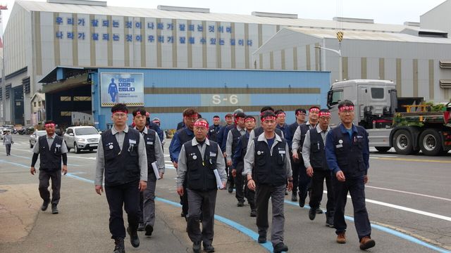 지난 30일 울산광역시 동구 HD현대중공업 울산조선소에서 백호선 지부장(앞측 1열 우측 2번째)을 비롯한 전국금속노동조합 현대중공업지부 관계자들이 2차 임금 및 단체교섭을 진행하기 위해 모였다. /사진=전국금속노동조합 현대중공업지부