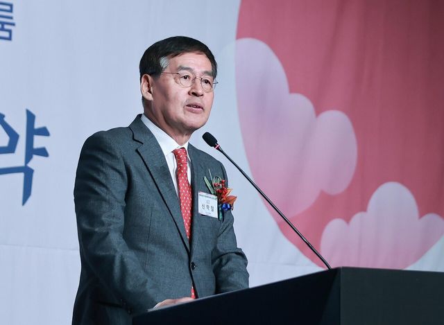 지난 1월 10일 플라자호텔에서 열린 '2024년도 한국석유화학업계 신년인사회'에서 신학철 한국석유화학업계 회장(LG화학 부회장)이 인사말을 전하고 있는 모습. /사진=한국석유화학협회