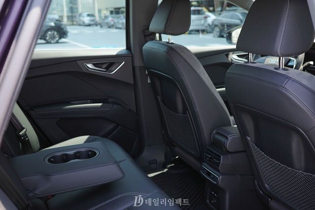 아우디 'Q4 40 이트론' 프리미엄 모델 2열. 생각보다 넓은 레그룸, 무난한 헤드룸을 갖췄다. 트렁크는 적당한 편. /사진=김현일 기자