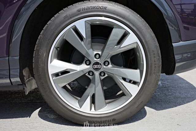 아우디 'Q4 40 이트론' 프리미엄 트림에 탑재된 20인치 5-Y 스포크 그래파이트 그레이 휠. /사진=김현일 기자