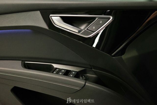 아우디 'Q4 40 이트론' 프리미엄 모델 조수석 측 도어트림. 일반적인 플라스틱 재질들을 대거 사용해 적극적으로 원가절감을 꾀한 인상이다. /사진=김현일 기자