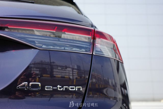 아우디 'Q4 40 이트론' 프리미엄 트림 후면부. 우측 하단에 '40 이트론(e-tron)' 레터링이 붙어있다. /사진=김현일 기자