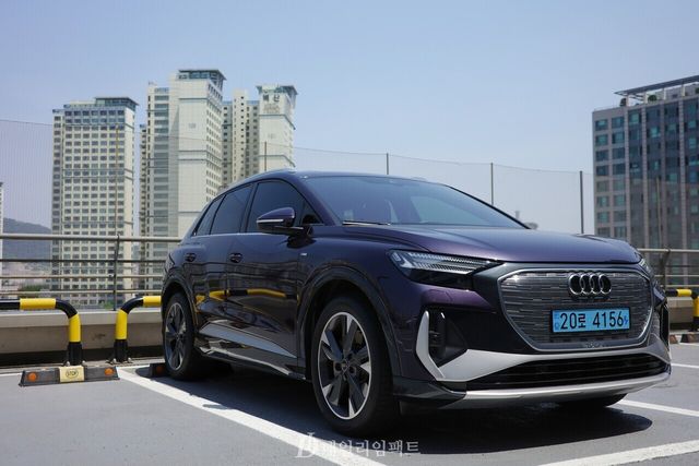 아우디 중형 전기 SUV 'Q4 40 이-트론(e-tron)' 프리미엄 트림. 전반적으로 둥글둥글한 외관이 특징이다. /사진=김현일 기자