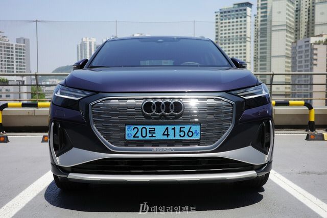 아우디 중형 전기 SUV 'Q4 40 이-트론(e-tron)' 프리미엄 트림. 전반적으로 둥글둥글한 외관이 특징이다. /사진=김현일 기자