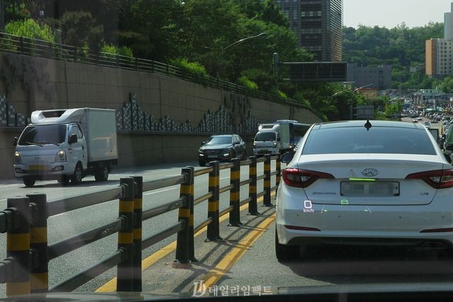 아우디 'Q4 40 이트론' 프리미엄 트림 헤드업 디스플레이(HUD) 기능을 사용 중인 모습. 기본 내비게이션의 경우 활용도가 너무 낮아 외부 프로그램을 사용해야 하는데, 이럴 경우 HUD가 속도계 역할을 제외하고는 그 활용도가 절반 정도로 줄어드는 느낌이라 아쉽다. /사진=김현일 기자