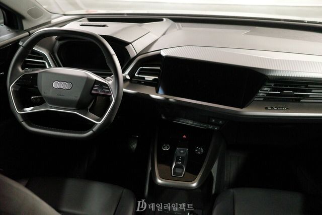 아우디 'Q4 40 이트론' 프리미엄 모델 운전석 전경. 내연기관차의 그것과 큰 차이는 없으나 날렵하고 세련된 디자인이 전기차의 성격과도 잘 어울리는 편이다. /사진=김현일 기자