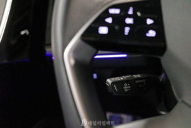 아우디 'Q4 40 이트론' 프리미엄 트림 주행보조 기능용 레버. 운전대 후면 좌측에 조그맣게 만들어져 있다. /사진=김현일 기자