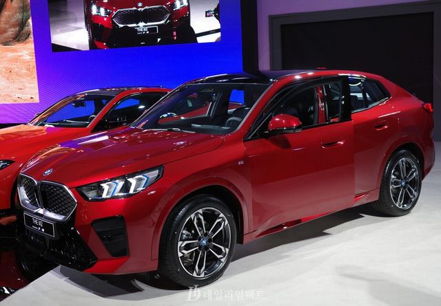 지난 27일 부산모빌리티쇼 현장에서 공개된 BMW 브랜드 최초의 순수전기 스포츠 액티비티 쿠페(SAC)인 iX2. /사진=김현일 기자