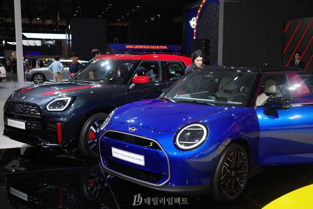 지난 27일 부산모빌리티쇼 현장에서 공개된 미니(MINI) 차량들. (왼쪽부터)뉴 올-일렉트릭 컨트리맨, 뉴 올-일렉트릭 MINI 쿠퍼. /사진=김현일 기자