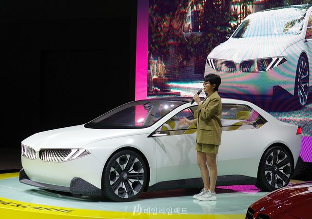지난 27일 부산모빌리티쇼 현장에서 주양예 BMW 그룹 코리아 마케팅 총괄 본부장이 전동화 콘셉트카 ‘노이어 클라쎄’를 공개하고 있는 모습. /사진=김현일 기자