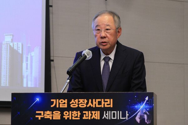 류진 한국경제인협회 회장이 6월3일 여의도 FKI타워 컨퍼런스센터에서 열린 '기업 성장사다리 구축을 위한 과제 세미나'에 참석해 인사말을 하고 있다. /사진=한경협