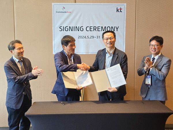 (왼쪽부터)김영환 대∙중소기업∙농어업협력재단 사무총장, 정석근 고려오트론 회장, JianLing Chen Suzhou Xinchenshi 커뮤니케이션 일렉트릭사&nbsp; 대표, 배철기 KT 오픈이노베이션담당 상무가 업무협약을 마치고 기념촬영을 하고있는 모습. /사진=KT