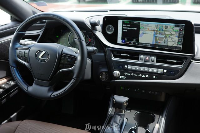 렉서스 ES300h 운전석. 검은색 위주의 무뚝뚝한 핸들을 비롯해 직선에서 곡선으로 이어지는 전반적인 실루엣, 센터 디스플레이 좌측에 자리한 아날로그 시계 등 다소 예스러운 감성이 느껴진다. /사진=김현일 기자