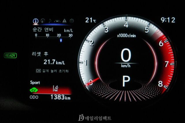 렉서스 ES300h 클러스터 중 일부. 21.7km/ℓ의 연비를 기록하고 있다. /사진=김현일 기자