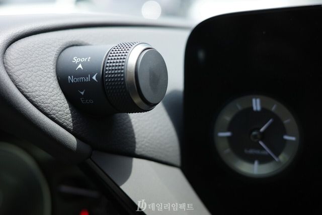 렉서스 ES300h 드라이브 모드 조작 노브. 돌리는 방향에 따라 위는 스포츠, 아래는 에코, 옆에서 누르면 노말 모드로 활용 가능하다. /사진=김현일 기자