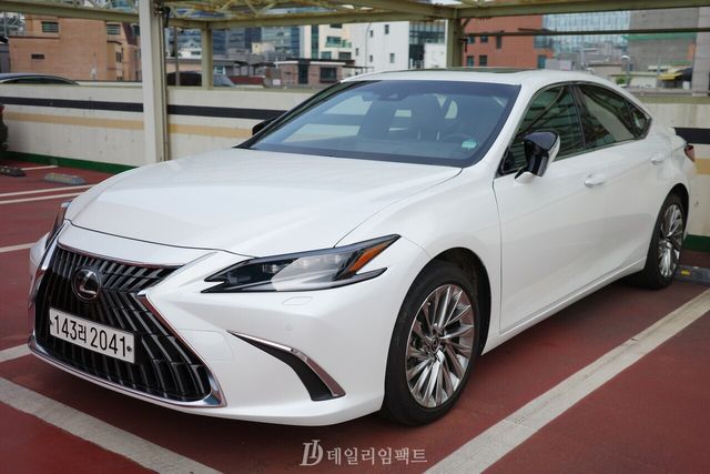렉서스 준대형 세단 'ES300h'. 국내 수입차 등록 대수 중 렉서스 브랜드 1위 차량 자리를 거의 항상 고수하고 있는 '베스트 셀러'이자 꾸준히 잘 팔리는 '스테디 셀러' 모델이다. /사진=김현일 기자