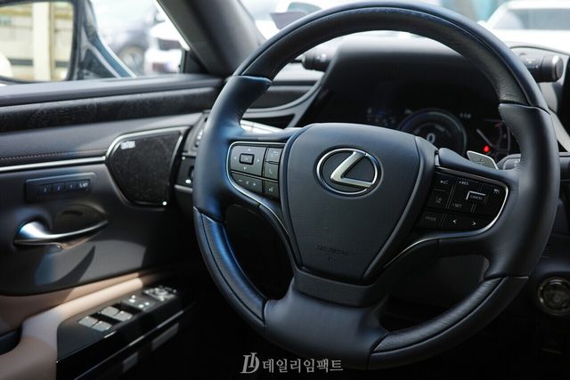 렉서스 ES300h 스티어링 휠. 렉서스 브랜드 모델 전반이 그렇듯 부드럽게 감기고 풀리는 맛이 일품이다. /사진=김현일 기자