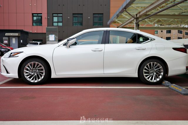 렉서스 ES300h 좌측면부. 루프 최상단부에서 후면부로 부드럽게 이어지는 라인이 특징이다. /사진=김현일 기자
