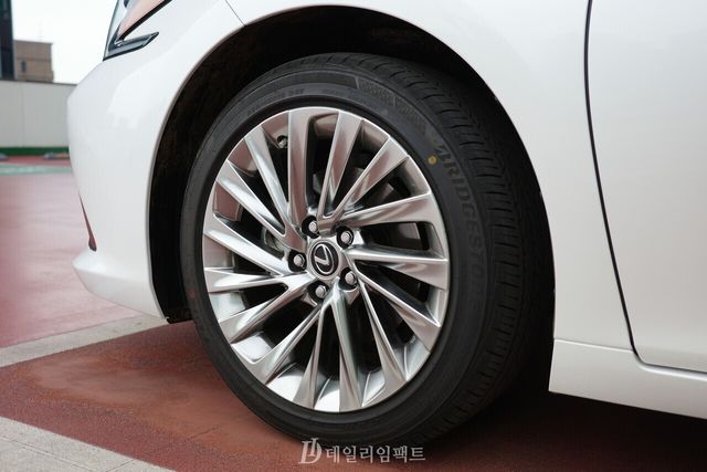 렉서스 ES300h에 탑재된 18인치 노이즈 저감 휠. 브리지스톤(BRIDGESTONE)사 투란자 브랜드의 235/45 R18 사계절 타이어가 장착됐다. /사진=김현일 기자