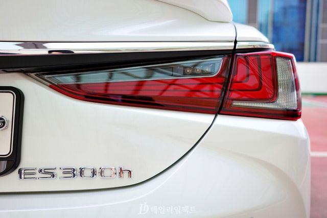 렉서스 ES300h 후면부 중 일부. 좌측 하단에 'ES300h'라는 레터링이 붙어있다. /사진=김현일 기자