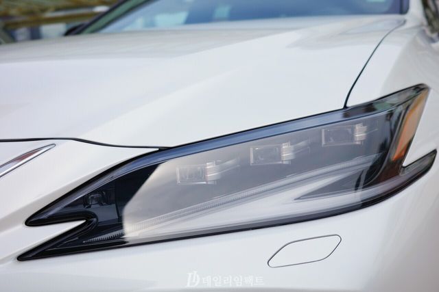 렉서스 ES300h 이그제큐티브 트림에 탑재된 트리플-LED 헤드램프. 기본형 램프 대비 한층 시인성이 높아진 데다 멋스러움도 더했다. /사진=김현일 기자