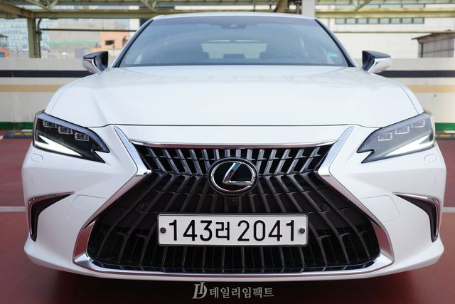 렉서스 'ES300h' 전면부. 방추형, 즉 모래시계 형태를 의미하는 '스핀들' 모양의 그릴이 큼직하게 자리해 있다. 그릴이 넓고 큰 만큼 자동차의 엔진열을 식히는 데에 이점이 있는 디자인이다. /사진=김현일 기자