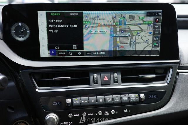 렉서스 ES300h 조수석 도어트림. 중간에 마크 레빈슨 프리미엄 사운드 시스템이 장착돼 있다. /사진=김현일 기자