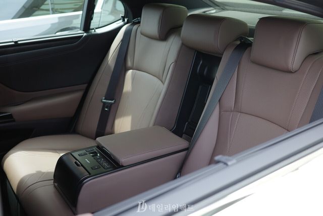 렉서스 ES300h 2열 시트 전경. 중앙에 자리한 암레스트는 꽤 두꺼운 데다 공조 기능이 탑재돼 있어 편의성이 높은 편이다. /사진=김현일 기자