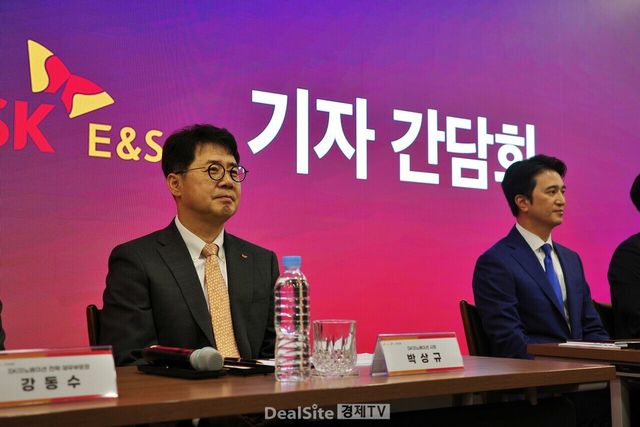 18일 서울 종로구 SK서린빌딩에서 열린 ‘SK이노베이션 - SK E&S 합병’ 기자간담회에서 박상규 SK이노베이션 사장(왼쪽)과 추형욱 SK E&S 사장이 나란히 앉아있다. /사진=김현일 기자
