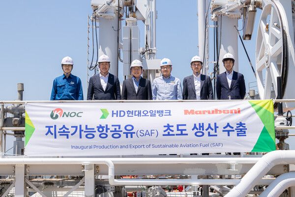 지난 6월 열린 지속가능 항공유 초도 생산 수출 행사에 참석한 관계자들. /사진=HD현대오일뱅크